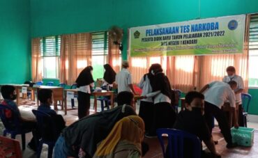 350 Peserta Didik Baru MTsN 1 Kendari Tes Urine