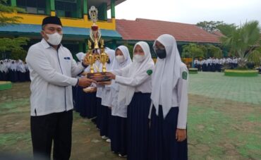 Kepala MTsN 1 Kendari Terima  Piala PAMER Ke  XV