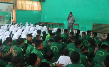 PENUTUPAN MATSAMA  DI MTsN 1 KENDARI