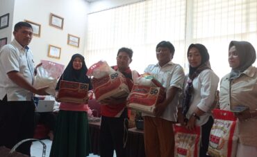 Dalam Rangka HAB Kemenag MTsN 1 Kendari menyalurkan sembako Kepada Tenaga Cleaning, Security Serta TU Honorer